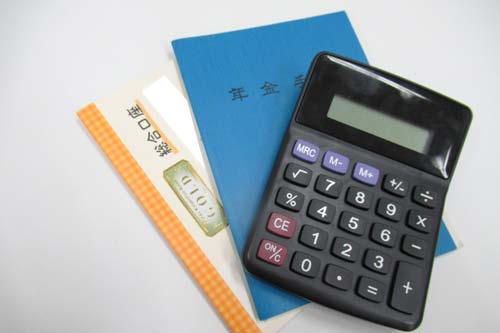 電卓と年金手帳と通帳
